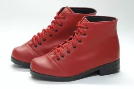 Bota Vegana Cadarço Vermelho       