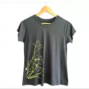 Camiseta Viscose de Bambu Feminina Preta Flor Dourada