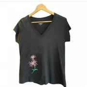 Camiseta Viscose de Bambu Feminina Preta Flor Bordada V