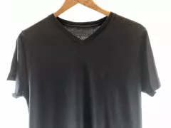 Camiseta Viscose de Bambu Básica Lisa Preta Gola V