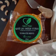 Queijo meia-cura com tomate seco 280g NaturalMente Veg