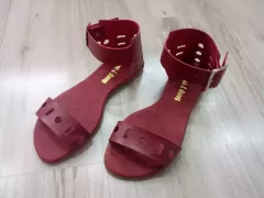 Sandália Vegana - Furinho Vermelho