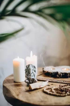 velas e incenso queimando em uma mesa de madeira