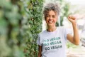 mulher em meio a natureza usando uma camisa escrita "go vegan" comemorando o dia mundial do veganismo